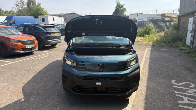 Peugeot Partner Xl Diesel 1.5 BlueHDi 130 Professional Plus Van EAT8 - Image 8